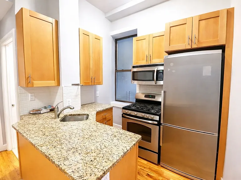 464 Amsterdam Ave #1R — Photo 2