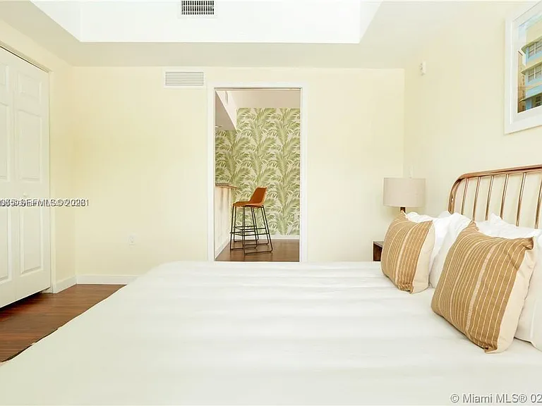 568 NE 66th St #501 — Photo 9