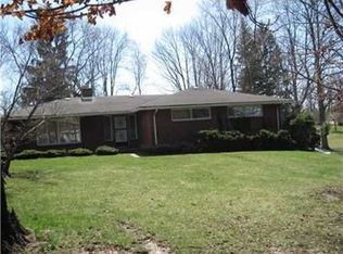 571 Colonial Manor Rd, North Huntingdon, PA 15642