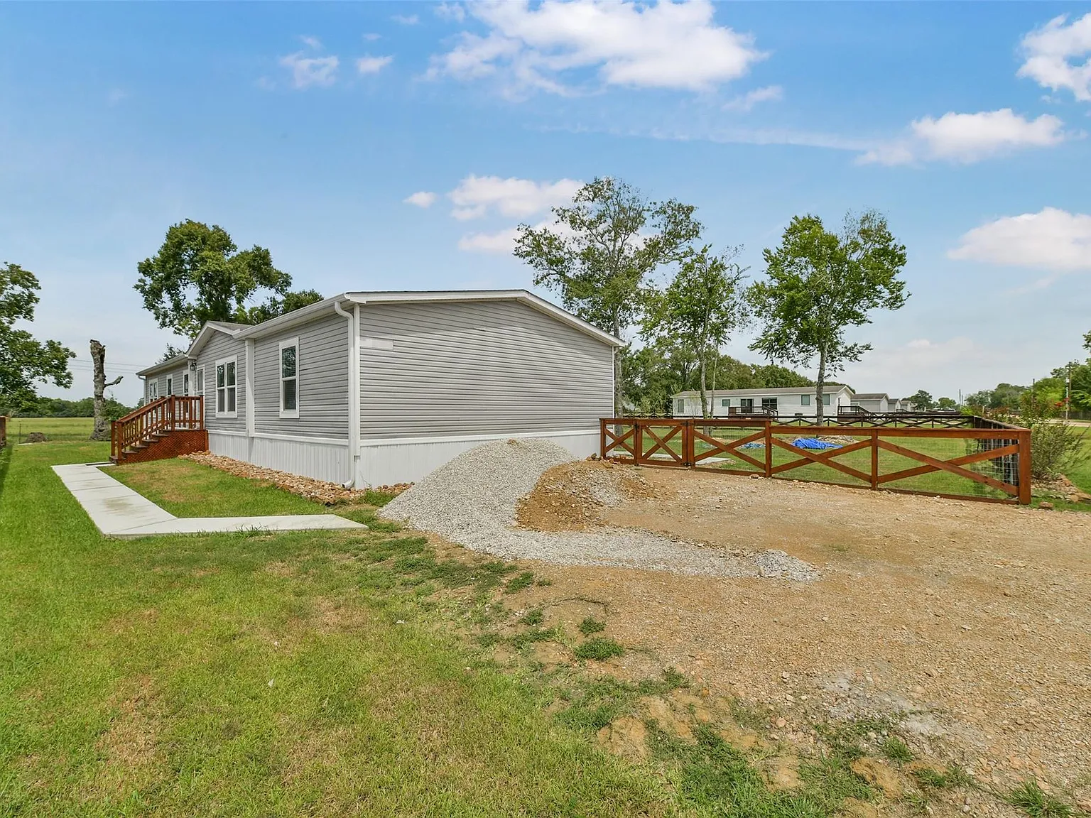 4 bed, 2.0 bath, 2040 sqft, $2,000 — Photo 2