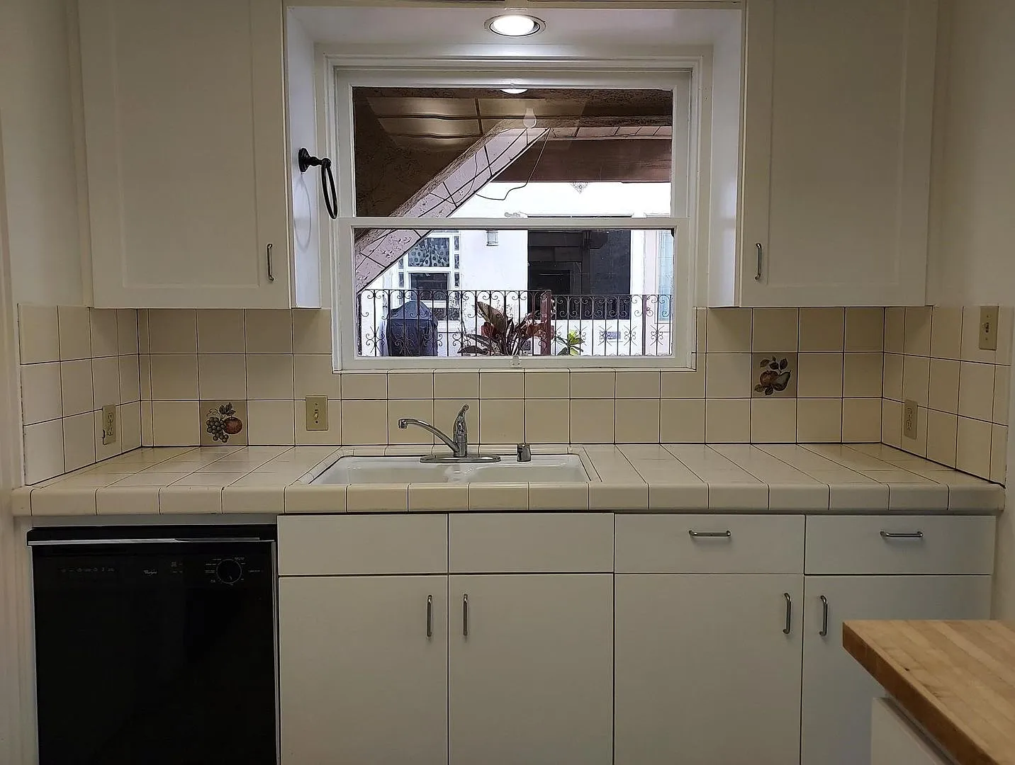 South Mission Hills Apartment — Photo 3