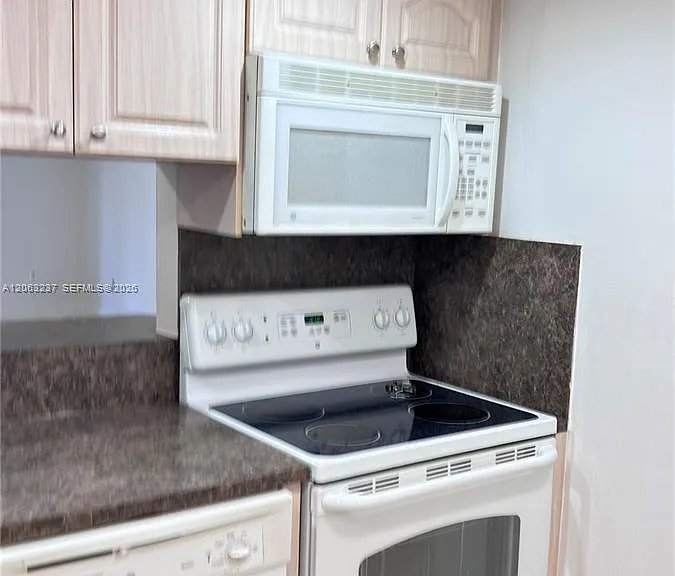 10421 N Kendall Dr #C201 — Photo 6