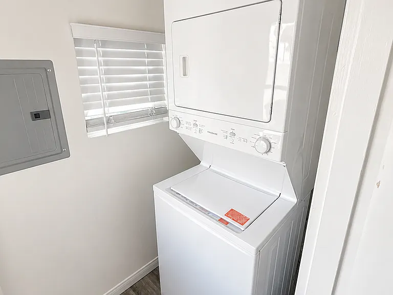 Completely Remodeled Spanish Style Midtown Apartment! Air Conditioning! — Photo 23