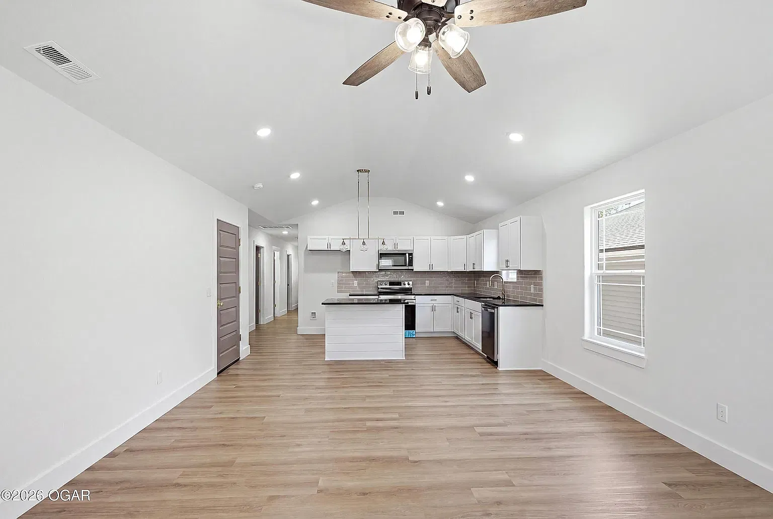 3 bed, 1270 sqft, $1,545 — Photo 2