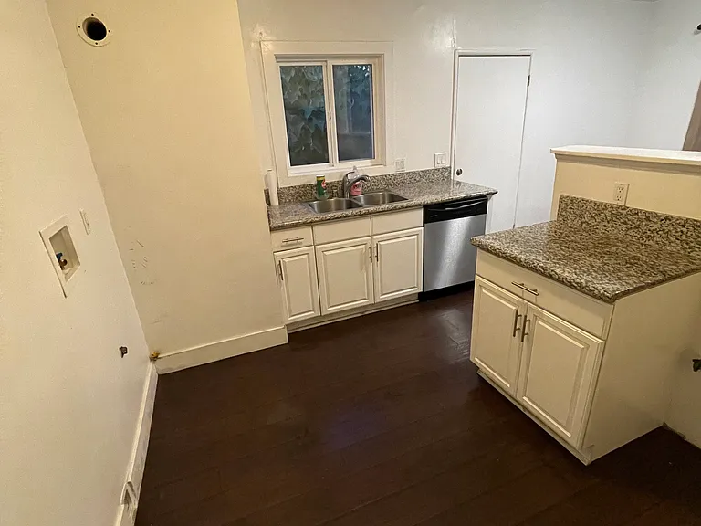 1117 E Fairview Blvd — Photo 8
