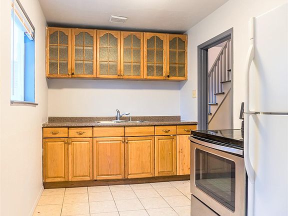 5th image of 9672 Bridgeport Way SW