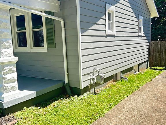 3rd image of 1034 Dixon Ave