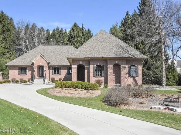 4525 Mapleton Dr, Howell, MI 48843