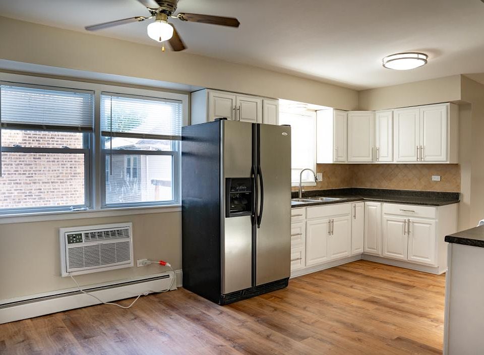Kitchen with dimmable main light and ceiling fan
