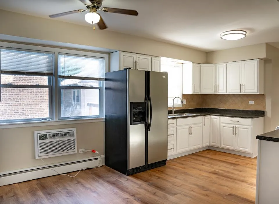 Kitchen with dimmable main light and ceiling fan