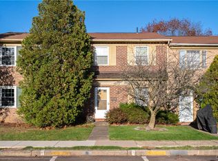 2 Stonegate Vlg, Quakertown, PA 18951