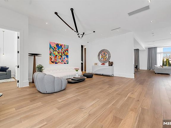 5th image of 1059 Briar Way