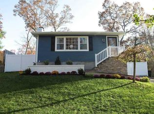 16 Jerome Rd, Sound Beach, NY 11789