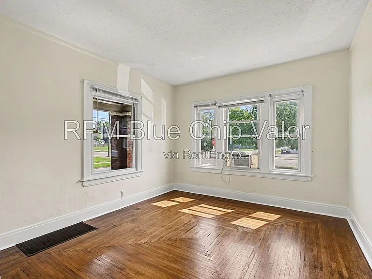 1832 Woodlawn Ave — Photo 17