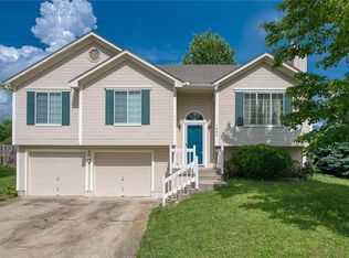 1605 NE Stonewood Dr, Lees Summit, MO 64086