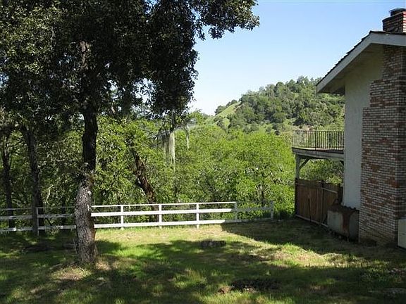 4th image of 2240 Woodlake Dr