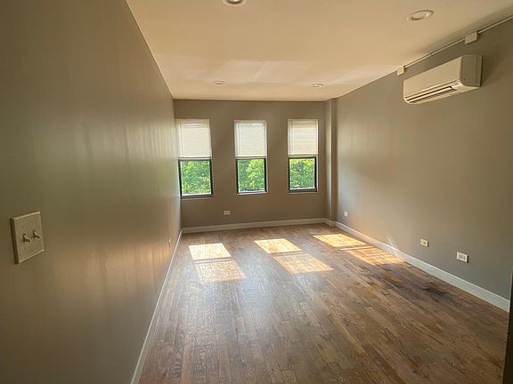 2nd image of 4626 S Drexel Blvd #301M