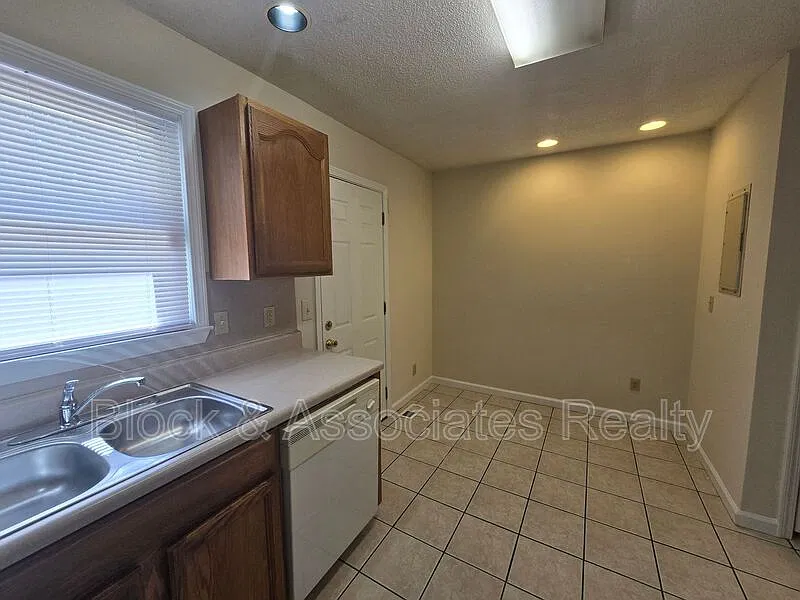 2 bed, 1.5 bath, $995 — Photo 4