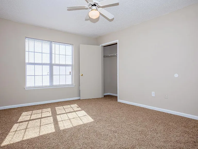 Laurelwood Park Apartments — Photo 7