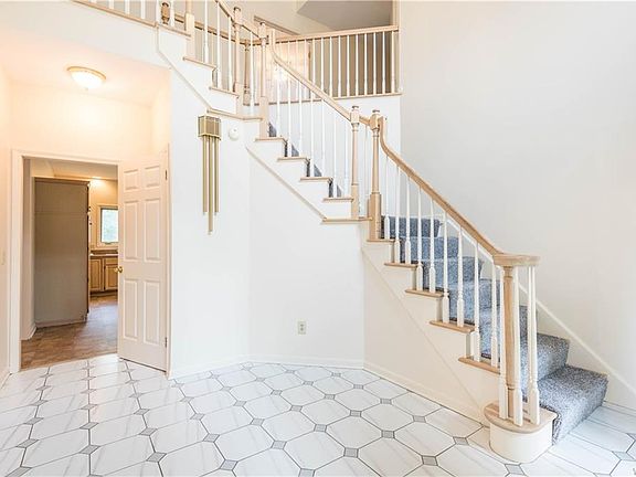 3rd image of 125 Hobnail Dr