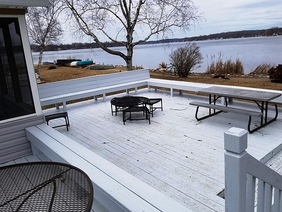 Huge deck with Fireplace.
