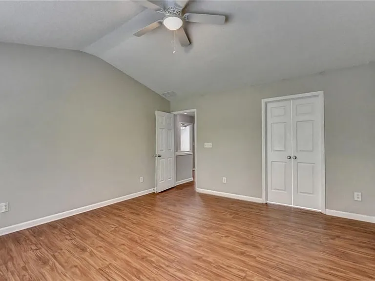 565 Alstonefield Dr — Photo 37