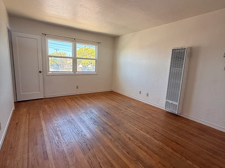 2556 Grant Ave — Photo 4