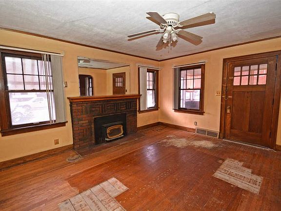 4th image of 2221 Douglas St