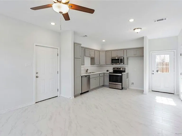 11623 Waldemar Dr — Photo 5