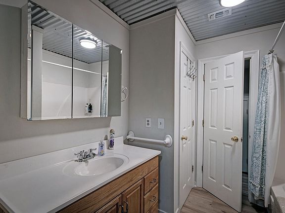 2nd image of 214 Bay Park Dr