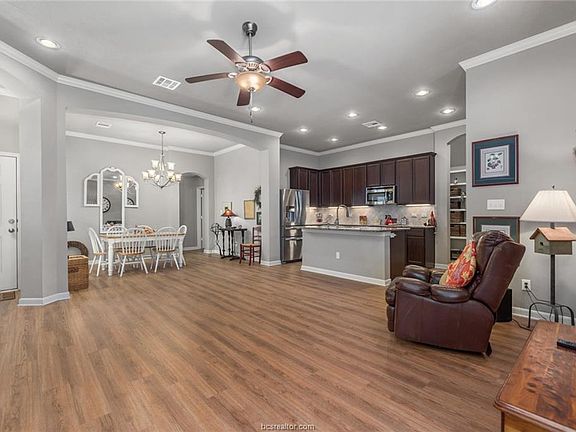 3rd image of 1716 Parkland Dr