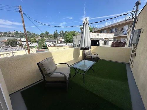 1611 E Glenoaks Blvd Photo 1