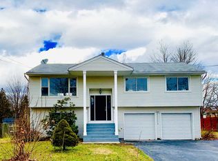 18 Sutton Park Rd, Poughkeepsie, NY 12603