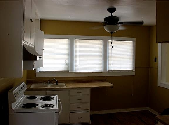 5th image of 1103 E Elm St