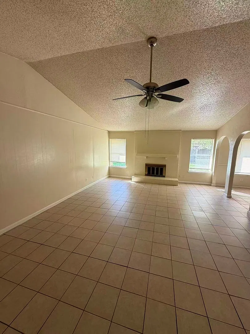 Beautiful 4 Bedroom 2 Bathroom in Carrollton! — Photo 3