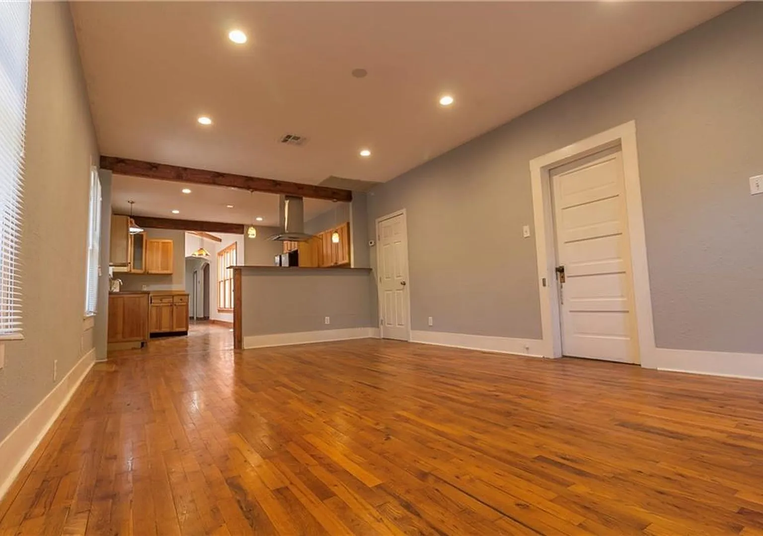 Gorgeous Hyde Park 7 bed House featuring flexible, updated floor plan. — Photo 3