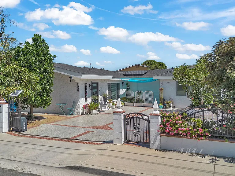 7597 Washington Dr — Photo 3