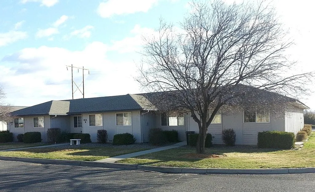 3 bed, 1200 sqft, $1,700 — Photo 2