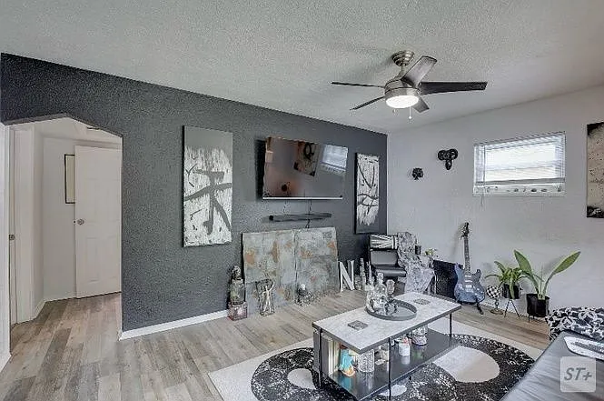 3 bed, 1.0 bath, 1300 sqft, $1,950 — Photo 2