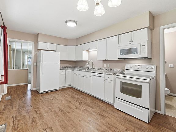 3rd image of 4111 Woodstock Dr