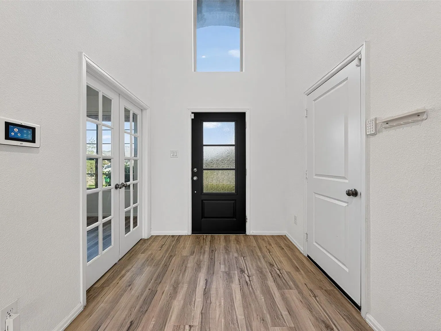 4 bed, 2.5 bath, 2289 sqft, $2,300 — Photo 3