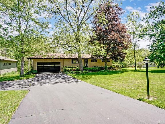 3rd image of 11 Henrick Dr