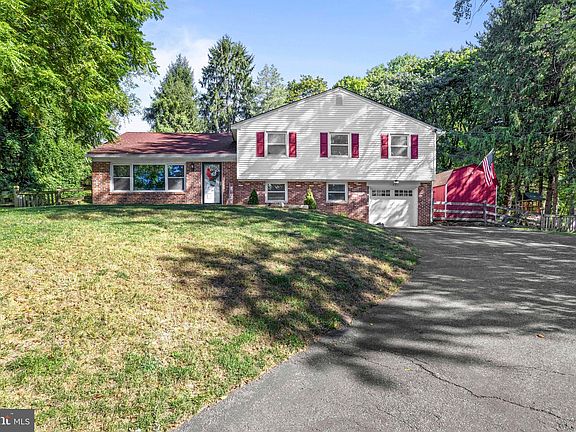 3rd image of 407 Leslie Ln