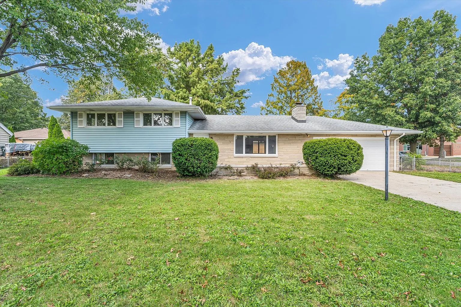 604 Eliot Dr photo 1
