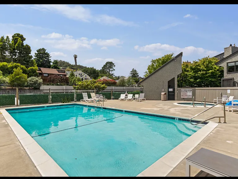 Lovely pool and hot tub in complex