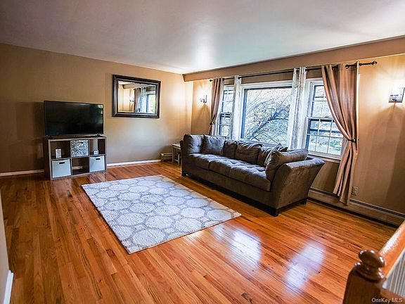 2nd image of 5 Dussenbury Dr