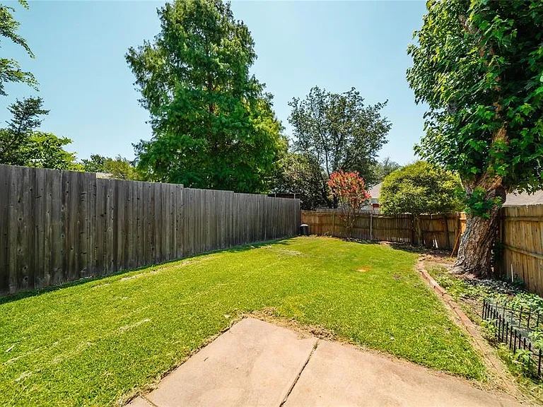 1804 Chattham Ct — Photo 44