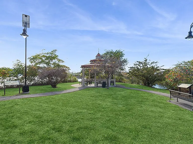 Axis Admiral's Hill Apartments — Photo 29