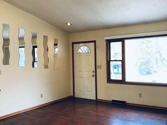 3rd image of 220 S Gardiner Ave
