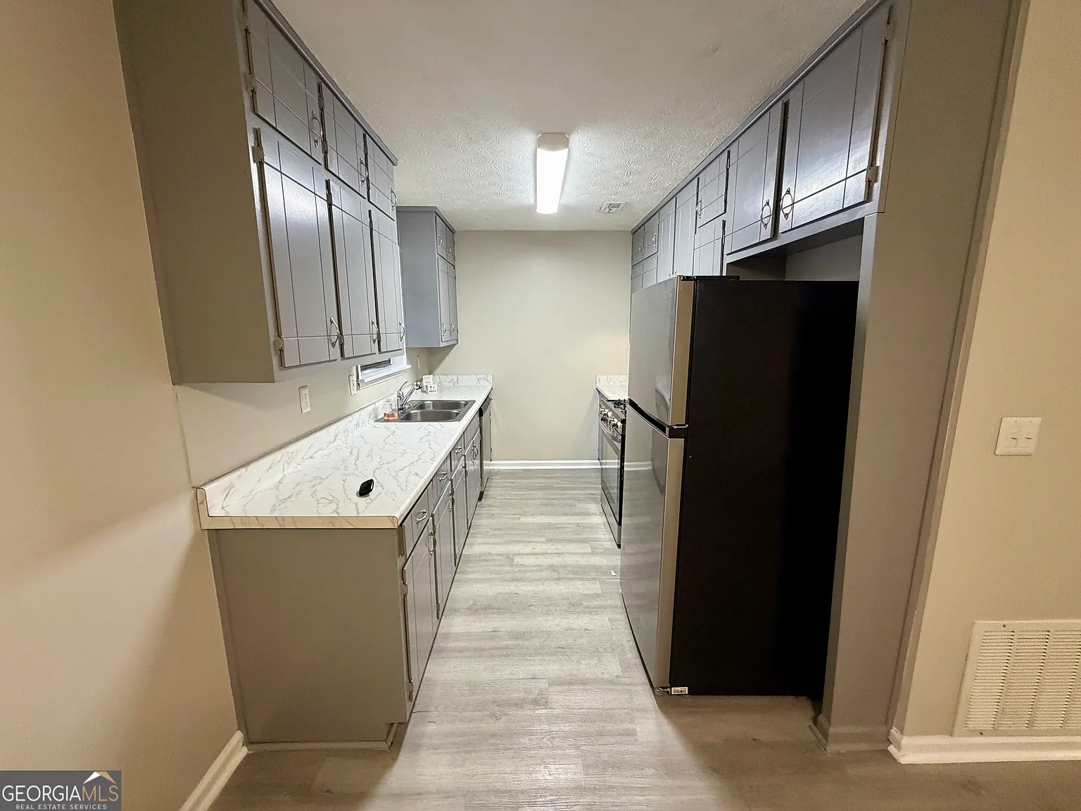 2 bed, 1.0 bath, $1,195 — Photo 4